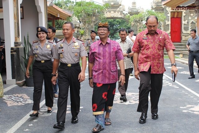 Kapolda Bali Irjen Pol Drs. Arif Wahcyunadi tiba dan menuju kediaman Bupati Klungkung DR I Wayan Candra, SH, MH yang didampingi oleh Wakil Bupati Klungkung Tjokorda Gede Agung dan Kapolres Klungkung AKBP Dra. Ni Wayan Sri Y. W, SIK